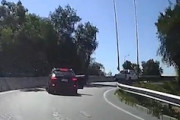 【動画】ナイス判断で自動車強盗をはね飛ばすドラレコ。
