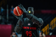 海外「すごいというより、怖い！？」バスケ試合のハーフタイムに登場したロボットに驚き！【東京五輪】