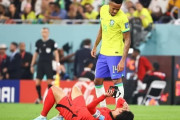 【W杯】韓国人「顔面骨折のソン・フンミンがブラジル人選手と激突し顔面を抑えながら倒れてしまう‥」　韓国の反応