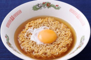 ワイ｢チキンラーメン食べたいなあ｣ 袋あけて丼にお湯を注ぐ