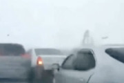 【動画】吹雪で身動きが取れない現場に後続車が次々と突っ込んでくる多重追突事故の内部。