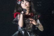 BABYMETALの女の子たちがダウンロードフェスでグッズ売り場をチェックしてるぞ　【海外の反応】