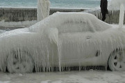 凍った車にお湯をかけちゃいけないらしい