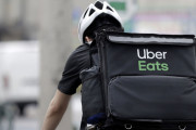 ウーバーイーツ配達員、今月から報酬3割引き下げ