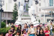 【画像】ぐうかわ女子小学生さん、実物大ガンダムの前で大胆ポーズｗｗｗｗｗｗｗｗｗｗ