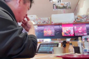 【悲報】スシローで今度は中年男性が鼻をほじった指でタッチパネルを操作してしまうwwwwww