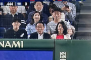 東京ドームバックネット裏に岸田元総理いらっしゃる