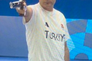 【画像】パリ五輪射撃競技で装備無しめちゃラフＴシャツのみの『無課金おじさん』が銀メダルを獲得し話題になるｗｗｗ