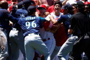 大谷の同僚が乱闘後に取った行動に全米大爆笑！←「拾ってこい」（海外の反応）