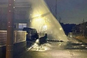 【悲報】千葉県で道路陥没。水道管が破裂して穴から水が噴き出す…