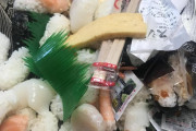 【悲報】買ってきた寿司、ぐちゃぐちゃになる