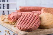 【健康志向】大豆などで再現した「代替肉」の需要が、日本内でも急増！相次ぐ新商品