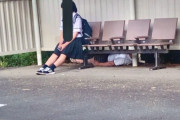 【蚊に刺されそう！】バス停に超やべえ奴いた
