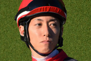 【横山武史が斜行】津村明秀がダイブして避けるが馬に踏まれる悲劇