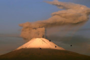 ポポカテペトル火山、一晩で１４回の噴火【メキシコ】