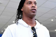 【元ブラジル代表】FWロナウジーニョ、“借金地獄”でパスポート無効…出国停止の事態に