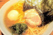 家系ラーメン「700円です。ご飯と漬け物食べ放題です。ランチタイムは叉焼の切れ端入れ放題です。」