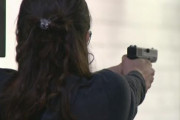 [米国]空気銃で犬を強奪しようと試みた14歳少女、販売員の女性に銃で撃たれる[海外の反応]