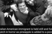 【画像】ピザにパイナップルを乗せている様子を無理矢理見せられているイタリア系アメリカ人の移民