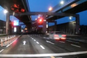 【動画】名古屋の信号無視速すぎワロタｗｗｗ湾岸ミッドナイトかよｗｗｗ