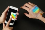 【画面】「皮膚に貼れるディスプレイ」がフルカラー化！スマホと連携、肌にハートや「いいね」マークを表示ｗｗｗｗｗ