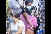 【動画】3人で1人の女性客の財布を奪うグループスリの犯行現場。