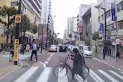 【動画】すり抜けスクーターの事故。横断歩道でそれは酷い。