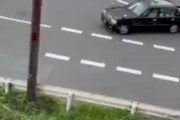 【悲報】女さん、車道に出てタクシーにフェイントを仕掛けるｗｗｗｗｗ
