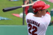 カープ中村奨成、1号先頭打者ホームラン！外野手スタメンで長打力アピール！！