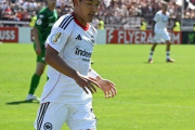 堂安律、新天地デビュー戦で2ゴール！フランクフルトは独杯で5部相手に5-0完勝