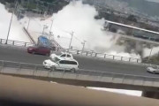 【動画】メキシコでタンクローリーが横転、どえらい事になる