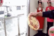 海外の反応「ピザをフリスビーのように隣の家のレンジに投げ入れる男が話題に！」