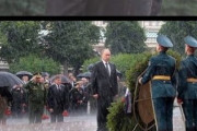 ロシアのプチーン大統領、土砂降りの雨の中、傘も刺さずに戦死した兵隊の墓を参拝 「砂糖じゃないから人間は溶けない」