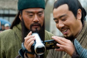 【朗報】劉備と関羽、デジカメに興味津々