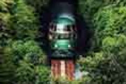 海外「日本の自然ってすごいわ！」 大分県でトンネルから抜けるゆふいんの森号が素敵