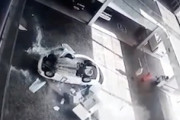 3階から落下した車が受付嬢を直撃。ブラジルの自動車ディラーでエグい事故が撮影される。