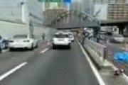 【動画】 首都高羽田線・芝浦近くでバイクと車の事故 「頭無くなってる」「内臓飛び散った」「あたりに肉片が散布・・」 上下線通行止め