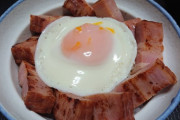 ベーコンエッグ丼作ったぞ