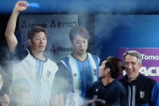 【画像】DeNA京田さん、試合後のライブでも戦う顔でサイリウムを振る