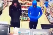 【動画】セブンイレブンに押し入った強盗に容赦しない警備員。