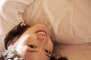 【朗報】永野芽郁、ベッドで寝転ぶ“彼女感”ショット公開「これは反則！」「隣にこんな子が寝てたらイチコロです」