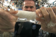 【無重力】宇宙で水を吸ったタオルを絞ったらどうなるのか？というムービーが話題に