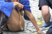 【動画】抗議女子、地面に自分の手を接着剤で貼り付けてしまう。