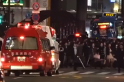 【ドン引き】東京都民さん、緊急車両より自分の歩行を優先してしまう…