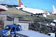イギリスの空港で着陸に失敗した軽飛行機がジェット旅客機の間をすり抜ける奇跡。