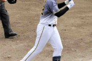 阪神・ドラ２井上　プロ初満塁弾　笑顔で生還　祝福受ける
