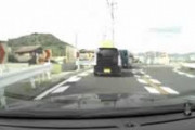 【動画】ＤＱＮムーブカスタムが、前を走る車にピッタリ張り付いて煽りまくった結果…
