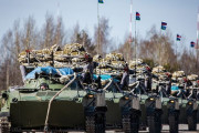 ロシア空挺部隊がパラシュートを装備した歩兵戦闘車BMD-2K-AUを大型ジェット輸送機に積み込み！