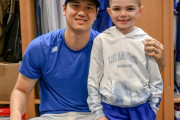 大谷翔平がフリーマンの息子と戯れる姿にドジャースファンもほっこり、「でも危険すぎる気が...」（海外の反応）