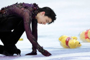 NHK杯の男子フリーを演技後に、氷上にいた虫を見つけて拾おうとする羽生結弦選手